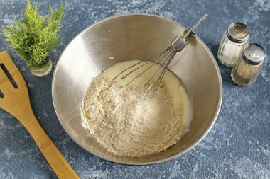 Karıştır ve un ekle. Herhangi bir un işe yarar, ve eğer özel bir yemek yemiyorsanız, normal unu ekleyin..