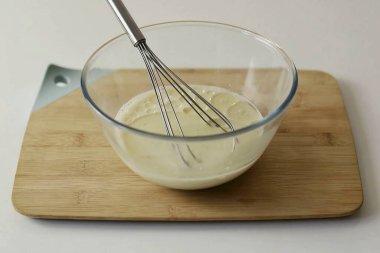 Büyük bir kasede hafif ısıtılmış sebze sütü ve eritilmiş hindistan cevizi yağını birleştirin..