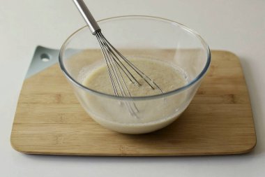 Şeker karışımını da ekle. Karışımı karıştırıcı ile çırpın ya da şeker tamamen eriyene kadar çırpın.