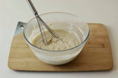 Ortaya çıkan karışımı bir saatliğine dondurucuya koy..