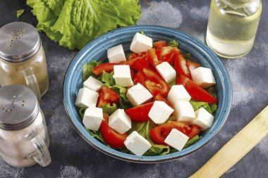 Peynirin tadına bak. Parçalara ayırın ve diğer malzemelere ekleyin..