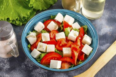 Sargıyı peynirle kabın içine dökün, yavaşça karıştırın, peynirin kendisini ezmemeye dikkat edin. İsterseniz, bu aşamada suyla duruladıktan sonra doğranmış dereotu ya da maydanoz ekleyebilirsiniz..