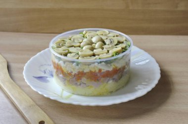 Salata katmanlar halinde serildi. Haşlanmış domuz etli puf salatası, umarım, hafta içi ve tatillerde menünüzü tazeler. Aperatif çok lezzetli..