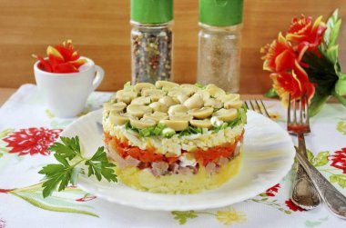 Haşlanmış domuz etli puf salatası hazır. Masada servis edilebilir. Bu salata bir salata kasesinde ya da porsiyonlar halinde servis edilebilir. Parlak ve güzel bir salata! Haşlanmış domuz etli puf salatası her festival masası için ideal bir aperatiftir..