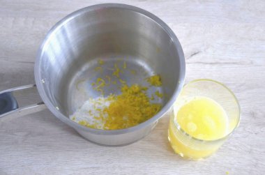 Bir tencereye nişasta dök, iki limon lezzeti ekle, yarım bardak limon suyu dök..