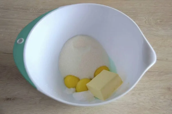 Adicionar Gemas 100 Gramas Manteiga Macia 200 Gramas Açúcar Vanilina — Fotografia de Stock
