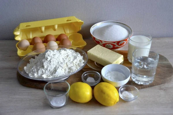 Bereiten Sie Alle Zutaten Für Den Kuchen Mit Zitronenproteincreme Vor — Stockfoto