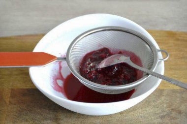 Ahududu reçelini eleğe sürerek kurabiyeleri hazırla..