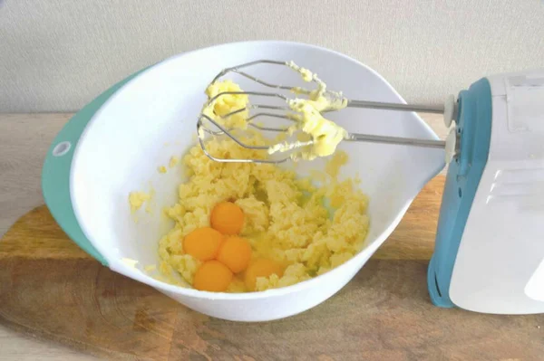 Добавить Цедру Сок Одного Лимона Желтка Целое Яйцо Взбитое Масло — стоковое фото
