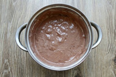 Yumuşak bir tencerede usulca karıştır.