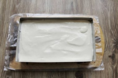 Krem şantiyi sünger kekine aktar ve düzleştir..