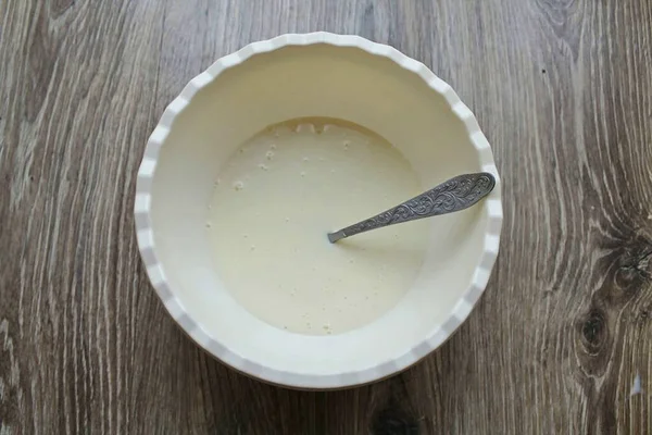 Versare Latte Condensato Una Ciotola Aggiungere Gelatina Disciolta Nella Panna — Foto Stock