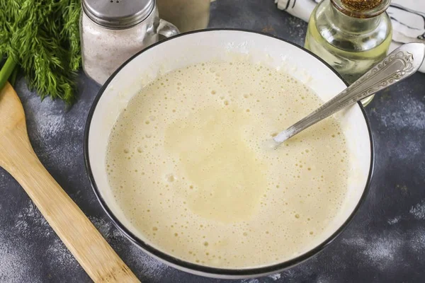 Giet Plantaardige Olie Het Deeg Laat Het Minuten Staan Gluten — Stockfoto