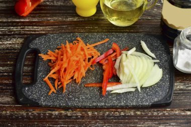 Soğanı doğra, biberi kes ve havuçları rendele..