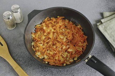 Yumuşayana kadar tavada sebze kızart.