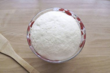 Mangırı jimnastik filmleriyle kaplı sıcak bir yere koy. 1.5 saat sonra hamurun hacmi 2-3 kat artacak..