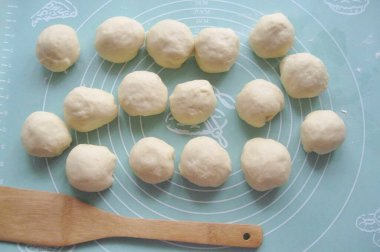 O zaman hamuru kalıptan ve kırışıklıktan çıkar. 60-70 gram ağırlığındaki toplara böl.