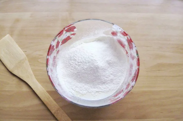 Tuangkan Tepung Diayak Dalam Mangkuk — Stok Foto