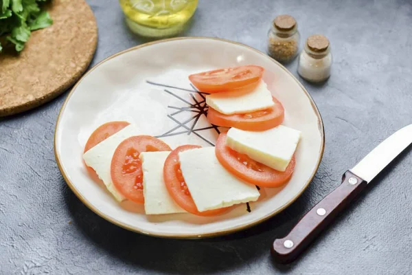 Enxaguar Secar Tomate Cortar Fatias Corte Queijo Também Coloque Queijo — Fotografia de Stock