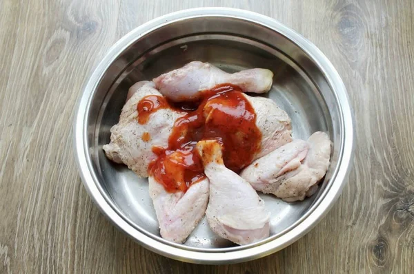 Legen Sie Das Ketchup Die Hühnerschale — Stockfoto