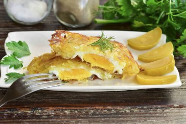 Orijinal patates kahvaltısı hazır! Eğer kahvaltı için çabucak bir şeyler pişireceksen bu tarif sana yardımcı olacaktır. Kahvaltı sadece çok lezzetli değil, aynı zamanda oldukça tatmin edici de oluyor. Sebze salatasıyla iyi gider. Afiyet olsun.!
