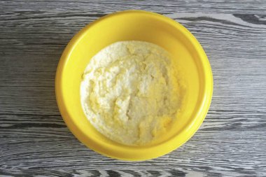 İyice karıştır. Sıvı çıkarsa, boşalt. Dolguyu buzdolabına koy..