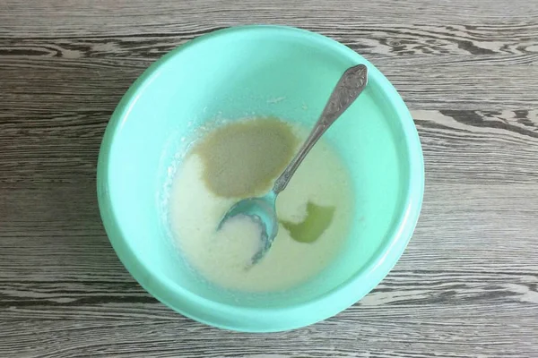 Una Ciotola Unire Latte Acido Caldo Zucchero Olio Vegetale Lievito — Foto Stock