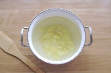 Patatesleri soy, yıka ve doğra. Çorbalı bir tencereye koy. Bir hindi yedim..