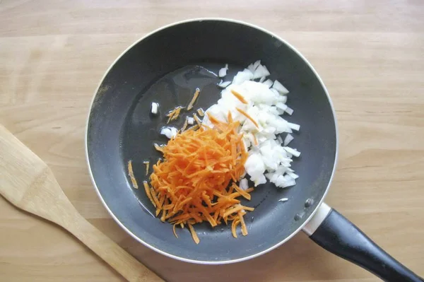 Möhren Und Zwiebeln Schälen Und Waschen Die Karotten Raspeln Und — Stockfoto