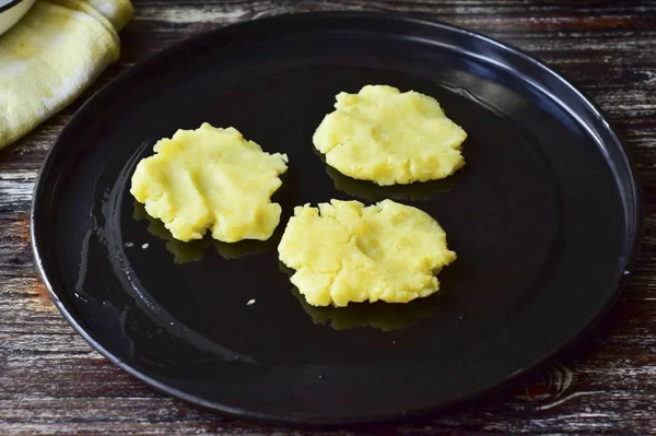 Bir Yemek Kaşığıyla Fırın Tepsisine Patates Püresi Koy Üzerine Bastır — Stok fotoğraf