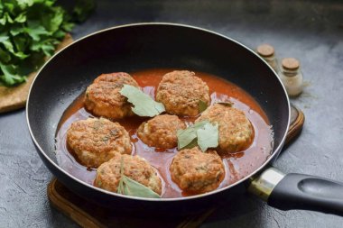 Köfteleri domatesle doldur, baharat ekle ve 25 dakika boyunca haşla..