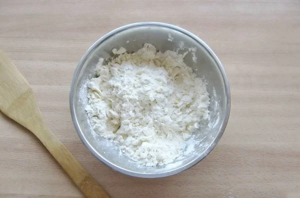 バターと小麦粉を粉砕一貫性に — ストック写真
