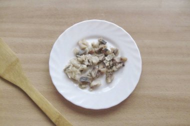 Tuzlu ringa filetosunu ince ince doğra..