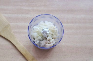 Kızarmış soğanları ve ringa balıklarını bir helikoptere koy ve pürüzsüz olana kadar çırp, macun gibi..