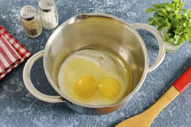 Ekşi krema ve yumurtaları birleştir..