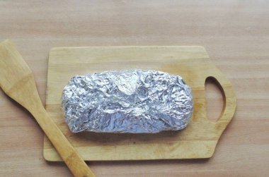 Balık ve sebzeleri folyoya sarın..