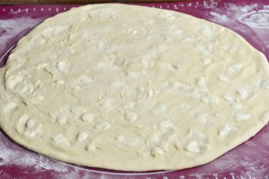 Salyangozu ince bir katmana sar ve tekrar margarinle fırçala..