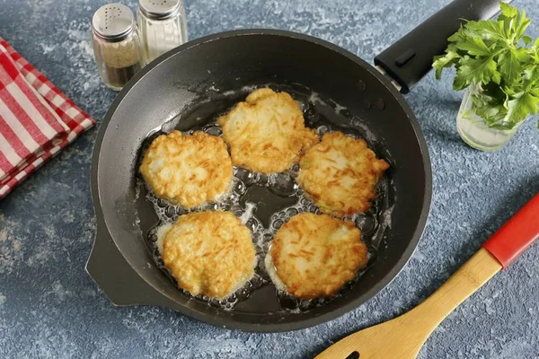 Koyu kahverengiye kadar her iki tarafta kızaracak. Bitmiş kabağı kağıt havluya koyup fazla yağı servis tabağına koy..