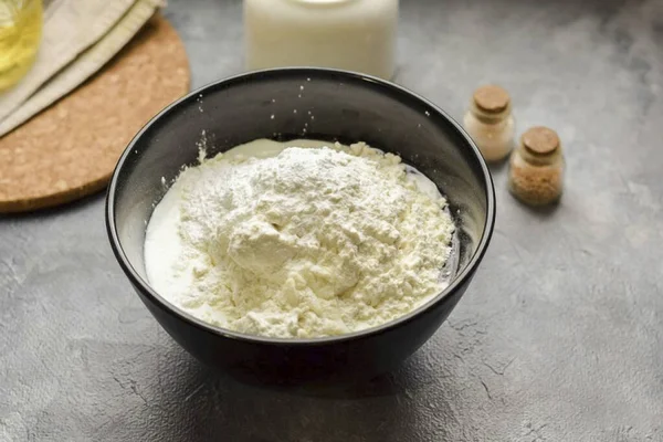 Giet Een Glas Yoghurt Bij Eieren Voeg Een Glas Bloem — Stockfoto