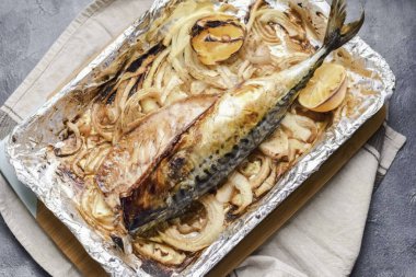 Uskumruyu 180 derecede 45-50 dakika fırında pişir..