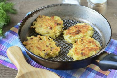 Krepleri her iki tarafta 3-4 dakika kızart ta ki altın kahverengiye kadar.