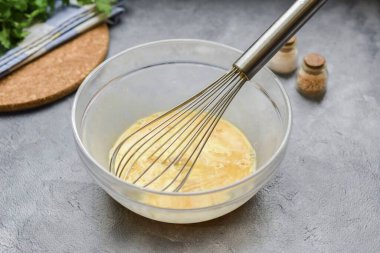 İçindekileri pürüzsüz olana kadar salla.