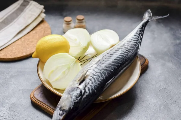 Připravte Všechny Potřebné Ingredience Pro Vaření Makrely Cibulovém Polštáři Peci — Stock fotografie