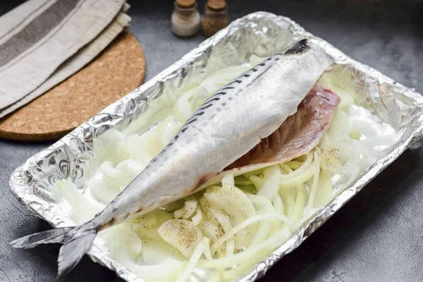 Descongelar Caballa Antemano Pelar Enjuagar Coloca Pescado Encima Cebolla —  Fotos de Stock