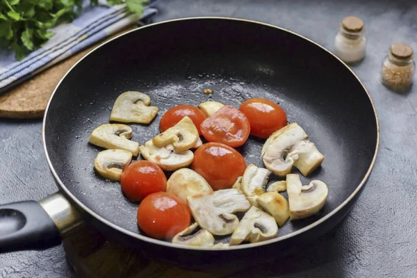 Aqueça Rapidamente Panela Escove Com Óleo Adicione Cogumelos Tomates Frite — Fotografia de Stock