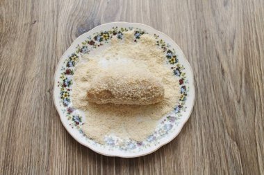 Sonra onları ekmek kırıntılarına sıkıca yerleştir..