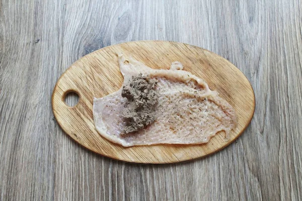Placer Remplissage Foie Sur Bord Rouler Dans Rouleau Serré — Photo