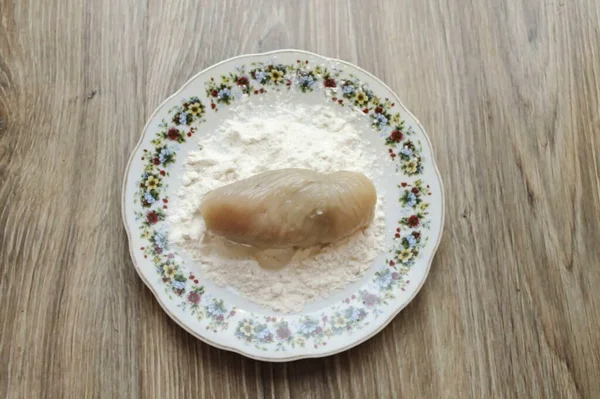 Pirzolaları una batır..