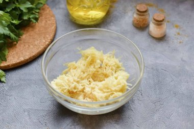 Patatesleri soy ve yıka, iyice rendele ve bir kaseye transfer et..