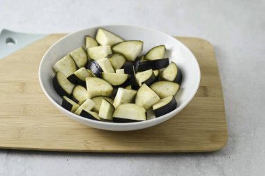 Patlıcanı yıka, kalın dilimler kes. Tuz mevsimi ve 15-20 dakika izin..